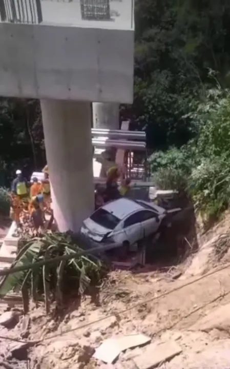 Equipes da concessionária CCR RioSP foram acionadas por volta das 10h57