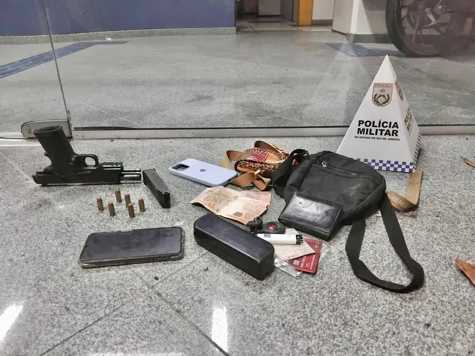 Com eles, os agentes apreenderam uma pistola calibre 40 com seis munições e recuperaram uma motocicleta Honda CG 160 Titan, de cor prata