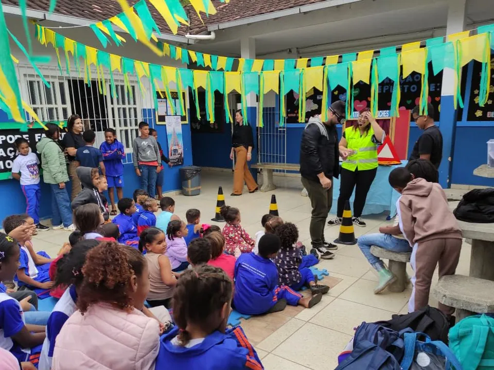 Equipe visitou 16 escolas