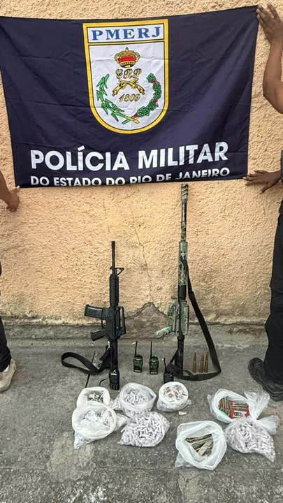 Foram apreendidos dois fuzis, drogas e radiotransmissores
