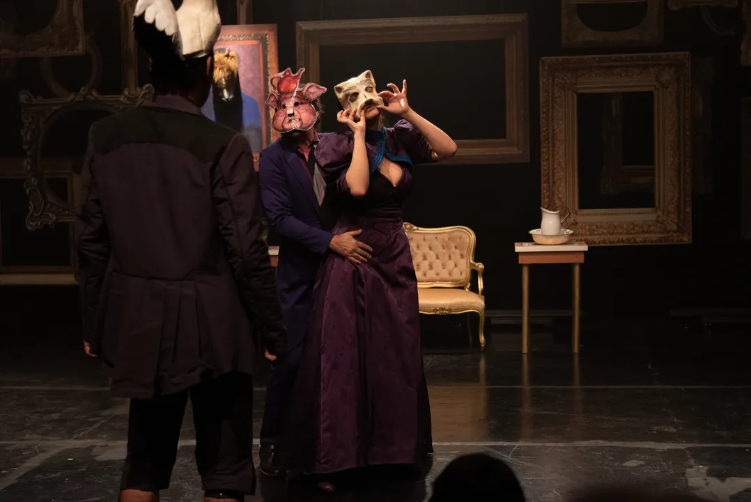 O enredo aborda a história da bela Nastácia (Flávia), que anuncia o casamento com Gánia (Marcio Nascimento) na noite do próprio aniversário