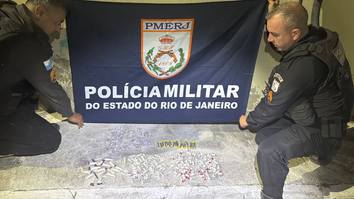 Ao todo, foram apreendidos 174 pinos de cocaína, 48 pedras de crack e 26 invólucros de maconha