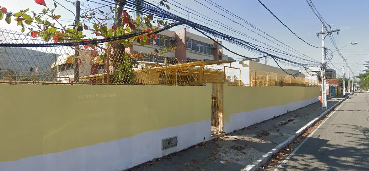 Não há informações sobre a causa da morte ou a identidade da aluna