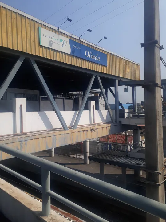 Após o aviso, um dos suspeitos teria efetuado o disparo, e o grupo fugiu em seguida