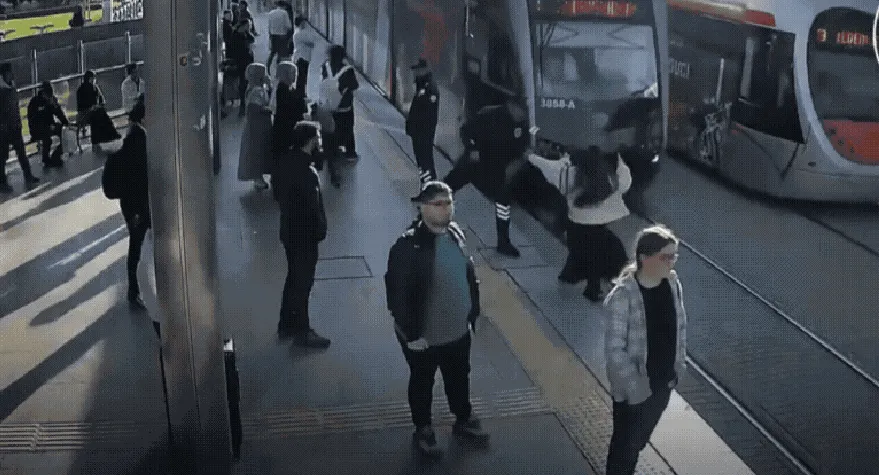 Ela foi salva pelo guarda que estava no local e a puxou pelo braço de volta para a plataforma