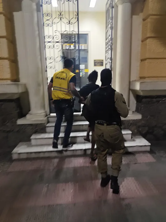 Ele foi preso e levado para a 76ª DP (Centro), onde o caso está registrado