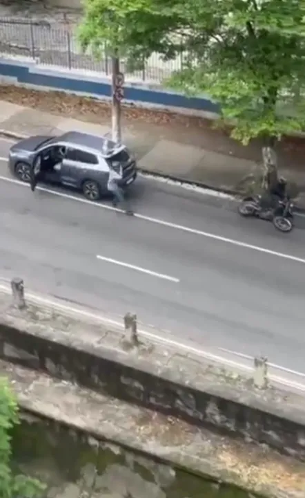 Durante a ação, os policiais efetuaram dois disparos, porém ninguém ficou ferido.