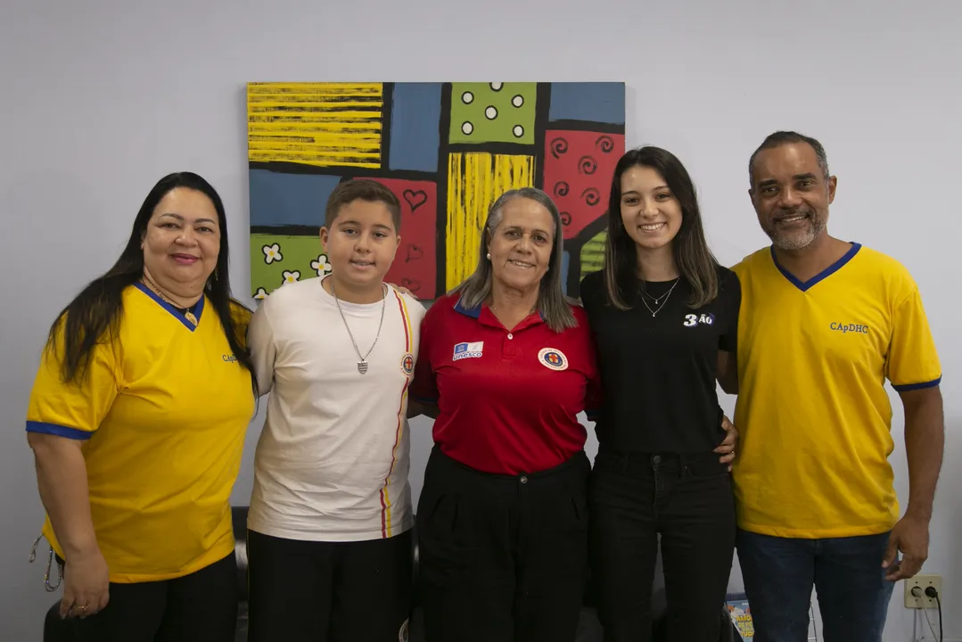 Davi (de branco) e Rafaela (de preto) conseguiram um grande feito no concurso