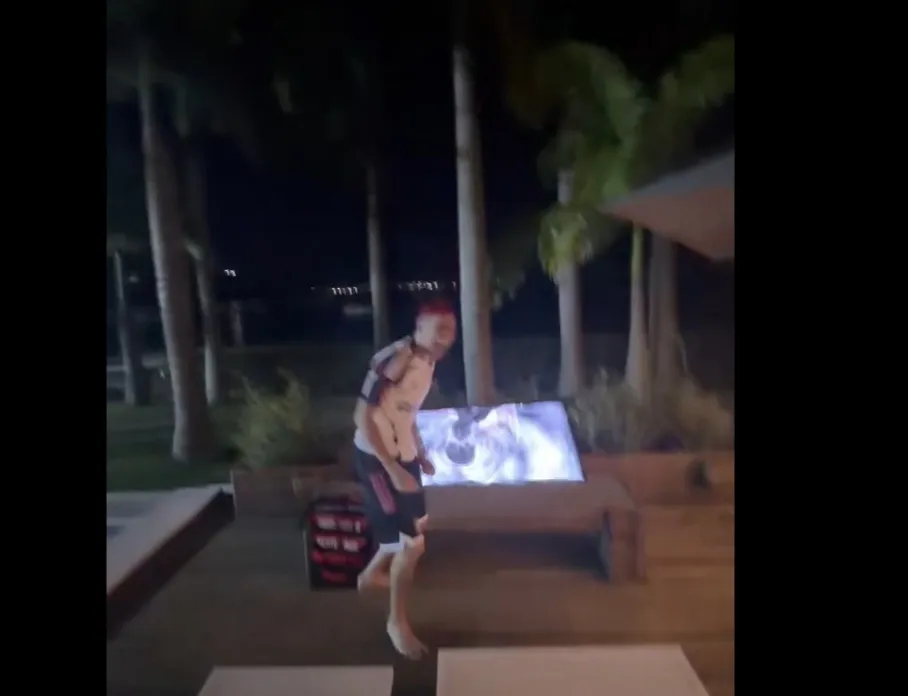 Amigo de Oruam se exalta durante comemoração e quebra TV do rapper com um soco