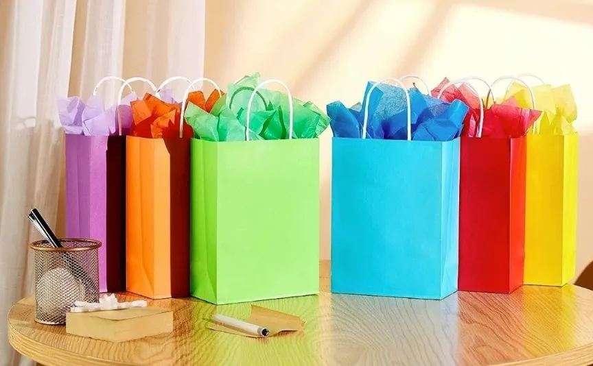 Diferente da versão clássica, em que os participantes sorteiam nomes, no amigo oculto por cores o foco está na paleta escolhida e todos ganham presentes