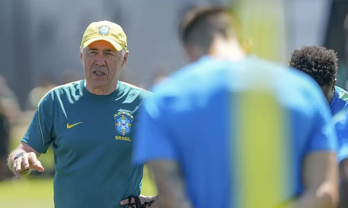 Embora não tenha batido o martelo quanto ao escolhido, o treinador deu pistas de que o nome seria o do atacante Gabriel Martinelli
