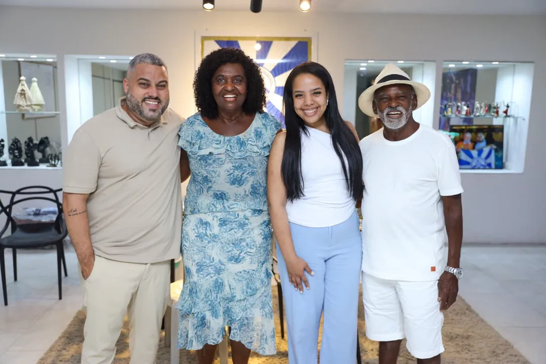 Acompanhado da esposa, Benedita da Silva, o ator esteve no Barracão da azul e branca, na Cidade do Samba, e tirou as medidas para o figurino do grande dia, em 15 de fevereiro