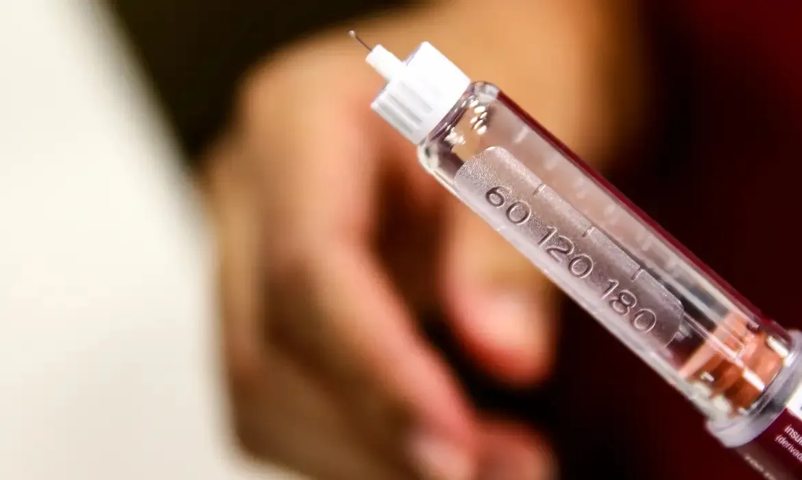 O composto é classificado como medicamento novo, sendo um análogo sintético de produto biológico
