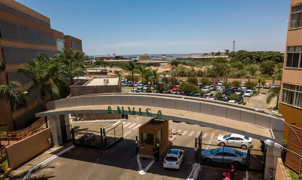 Está proibida a comercialização e a propaganda de todos os lotes dos produtos anunciados pela empresa.