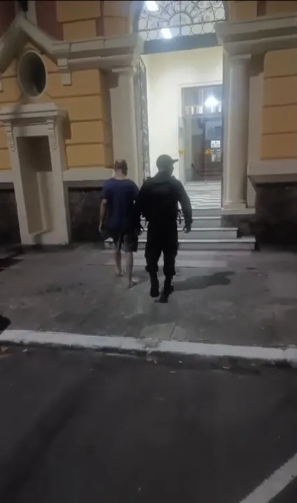 O homem foi autuado em flagrante delito pelos crimes de embriaguez ao volante e posse e uso de drogas