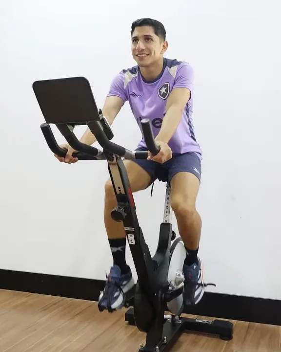 Savarino se reapresentou ao Botafogo nesta quarta-feira (05)