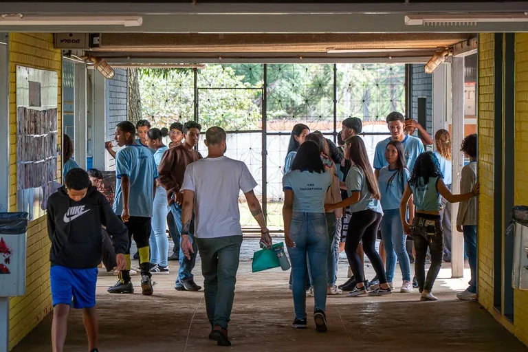 O Pé-de-Meia é um incentivo financeiro-educacional voltado a estudantes da rede pública de ensino e de famílias cadastradas no Cadastro Único para Programas Sociais (CadÚnico), ou seja, jovens cujas famílias tenham renda de até meio salário mínimo por pessoa