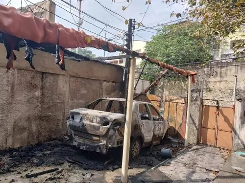 No caso do incêndio desta terça, a mulher teria ateado fogo em dois veículos e no telhado da garagem da casa da tia