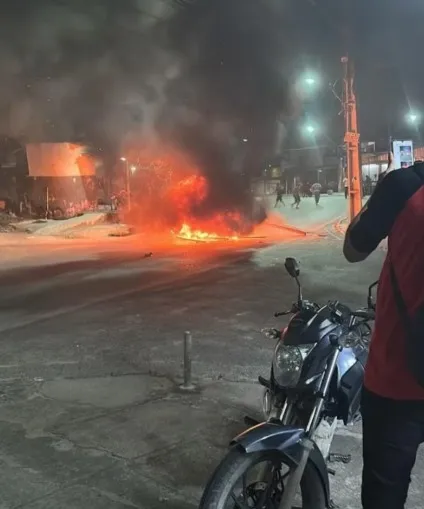 No protesto, moradores montaram barricada e atearam fogo nos objetos