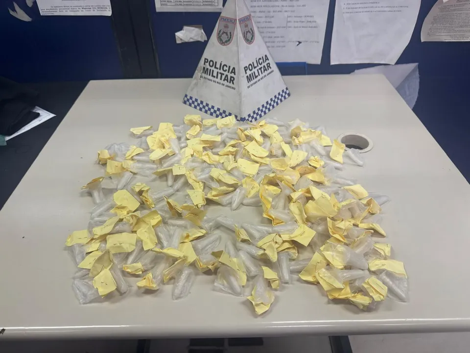 Os policiais encontraram 132 pinos de cocaína, totalizando cerca de 132 gramas da droga