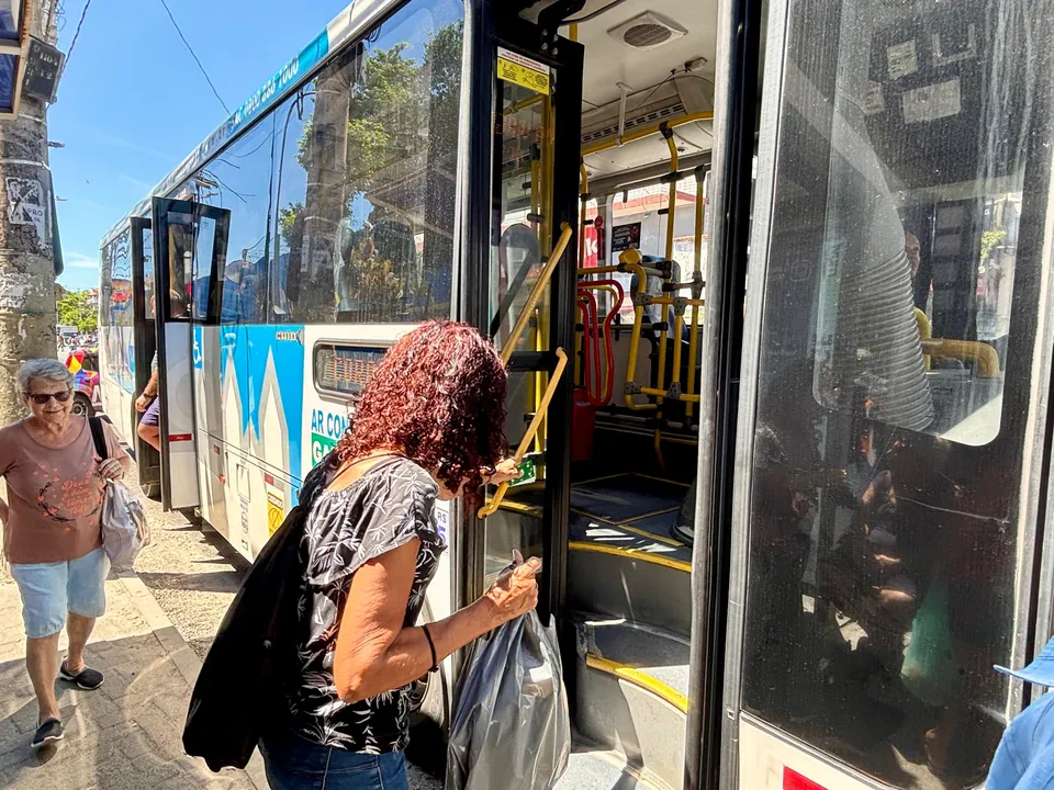 Enquete mostra que as mulheres se sentiriam mais seguras se houvessem ônibus exclusivo