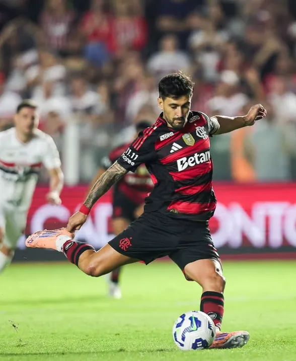 O clube e a equipe médica tem expectativa de que o meia uruguaio volte a atuar nos campos em até sete semanas, conseguindo participar da Copa do Mundo
