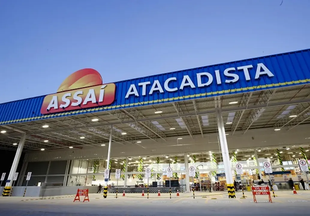 A estreia ocorre meses após a sanção da lei que passou a permitir a instalação de farmácias completas em supermercados
