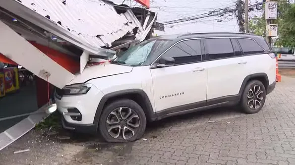 Criminosos bateram carro em restaurante da Barra Olímpica ao fugir de cerco da PM