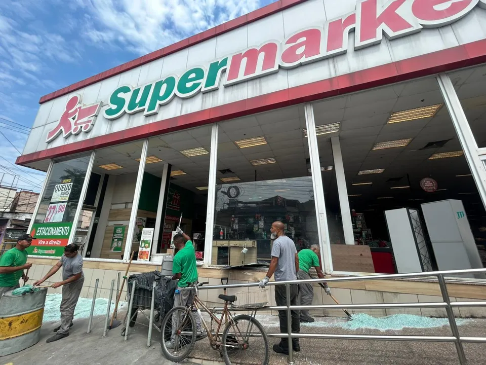 Supermercado tem fachada destruída após ataque a tiros em São Gonçalo