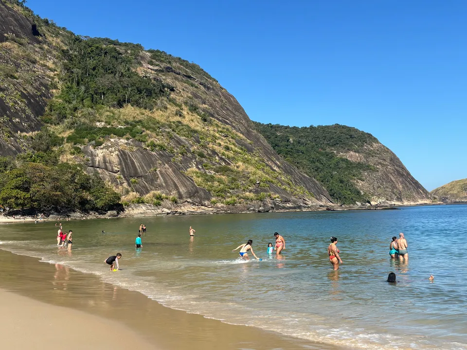 Praia de Itaipu vira refúgio durante veranico