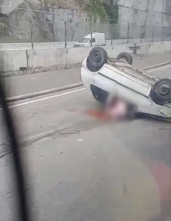 O acidente aconteceu no km 320 e deixou um carro capotado