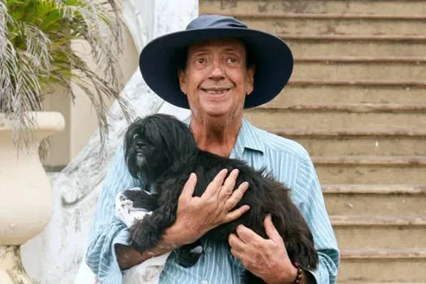 O ator mora há quase um ano no local