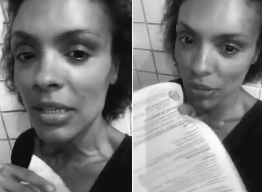 Atriz mostra boletim de ocorrência registrado na delegacia