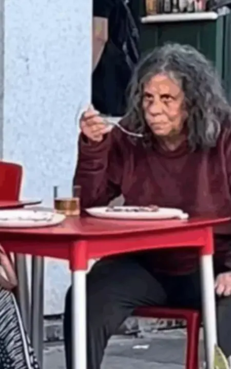A atriz foi flagrada por fã almoçando no Catete