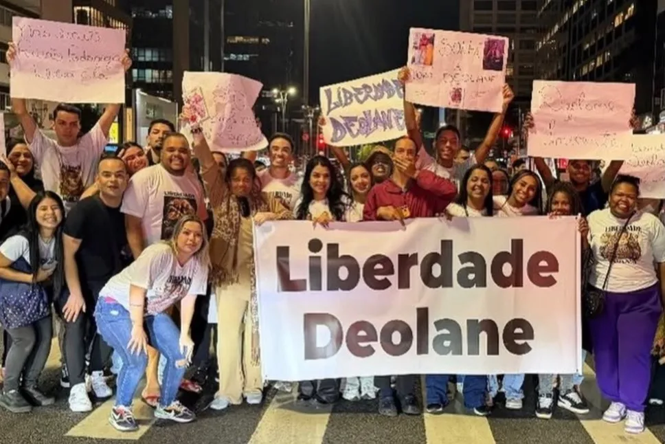 Os manifestantes levaram cartazes e entoaram palavras de apoio e orações