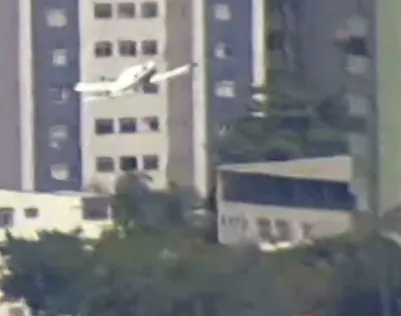 Um avião monomotor, de pequeno porte, caiu e bateu em um prédio residencial