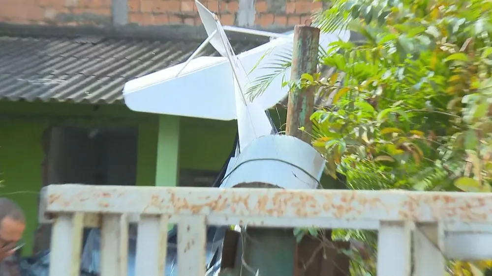 Avião cai sobre casa em Nova Iguaçu