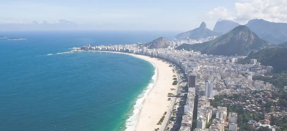 Segundo testemunhas, a aeronave caiu no mar e afundou logo após o impacto. O Corpo de Bombeiros foi acionado e já realiza buscas pelo piloto