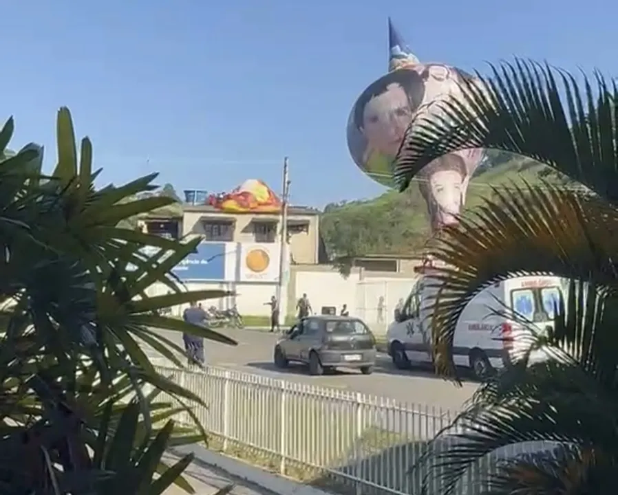 Invasores escalaram um dos muros próximos à entrada de emergência, local onde o balão havia caído