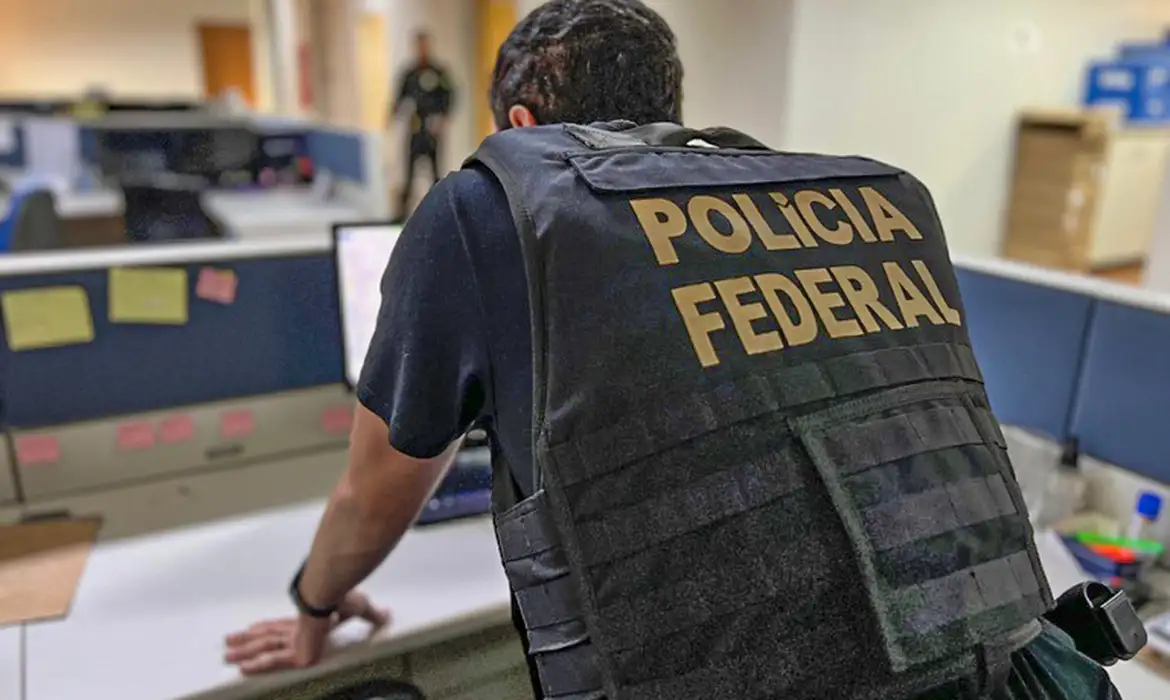 De acordo com a PF, o banco teria utilizado fundos de investimento para ocultar um rombo bilionário e inflar artificialmente seu patrimônio.