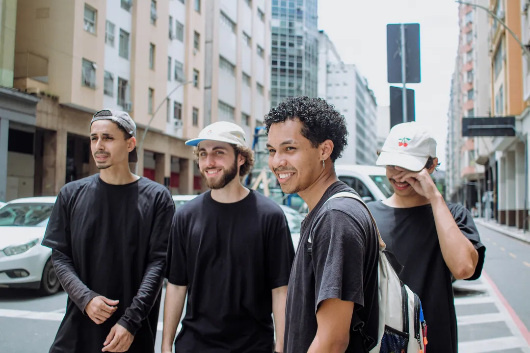 Elton Souza (vocalista), Gabriel Costa (guitarrista), Lucas Rato (baterista), Guilherme Evangelista (baixista), respectivamente, integrantes da banda mais um dia