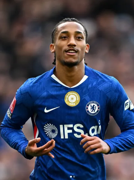 O atacante brasileiro ganhou o título de melhor jogador do Chelsea na temporada de 2025/2026 e tem contrato com o clube até 2033