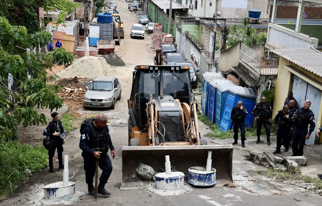 Coordenada pelo Gabinete de Segurança Institucional (GSI-RJ), a operação reúne Polícia Militar, Polícia Civil, secretarias estaduais e prefeituras