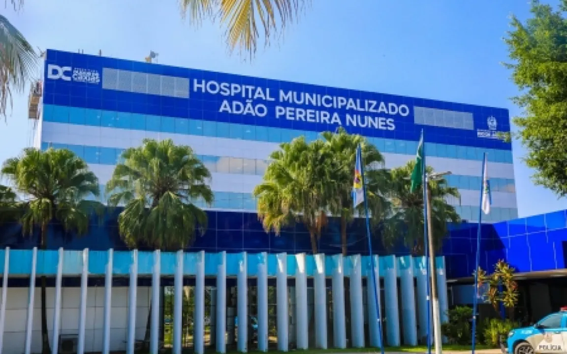 A bebê foi transferida para o Hospital Municipalizado Adão Pereira Nunes, onde passou por cirurgia