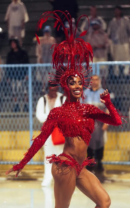 A nova rainha possui trajetória ligada à Viradouro e costuma marcar presença nos desfiles e eventos da escola