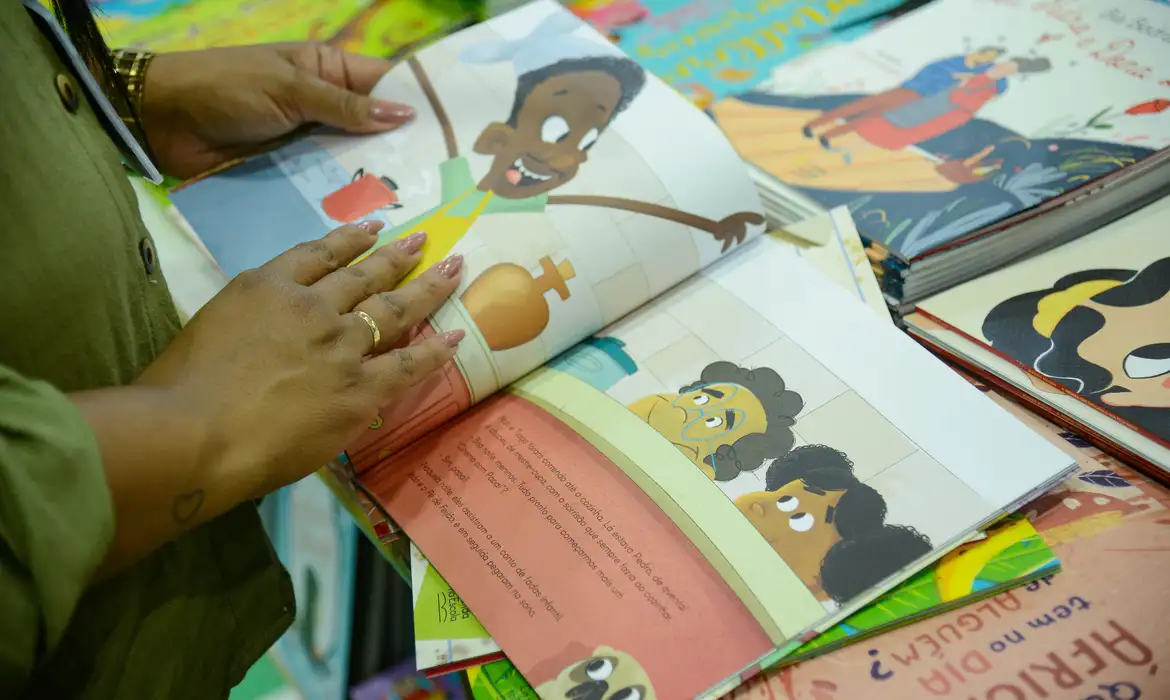 Para dialogar com o evento da Fifa, a Bienal leva às escolas “um álbum de figurinhas” com uma seleção literária, com personagens da literatura clássica de diferentes países