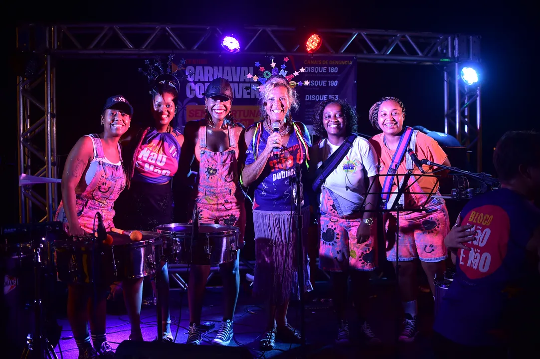 Além do samba, haverá oficina de customização de abadás e arranjos de cabeça para a folia