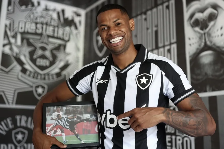 Júnior Santos é anunciado pelo Botafogo