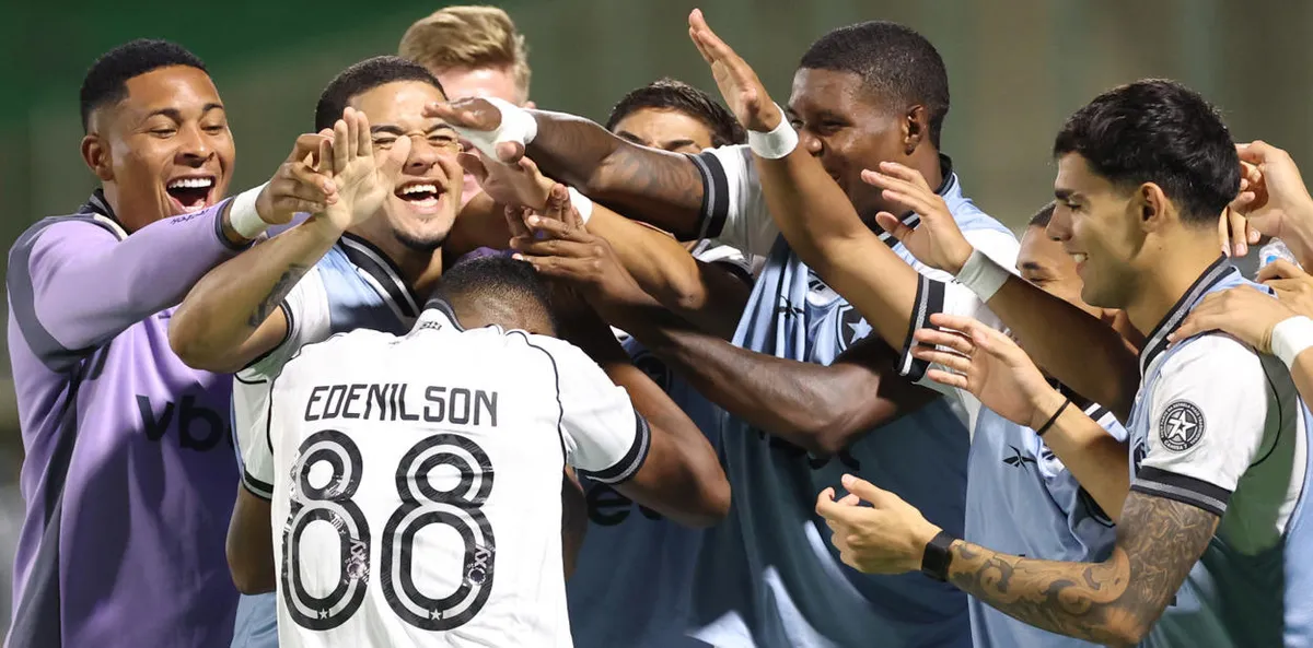 Atletas comemoram com Edenilson mais um gol marcado pelo volante