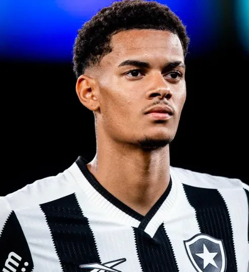 O volante chegou no Glorioso em 2022, inicialmente para o time sub-23